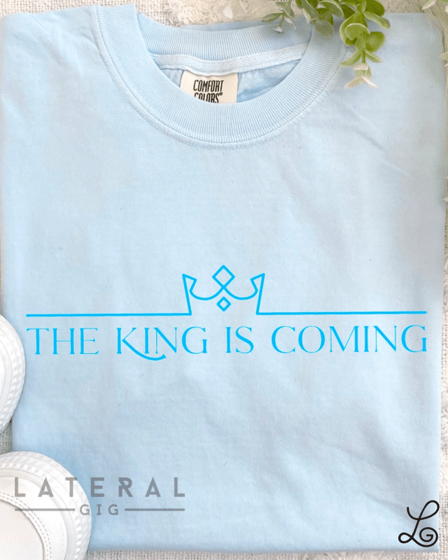 The King is Coming Graphic Tee - Loving God