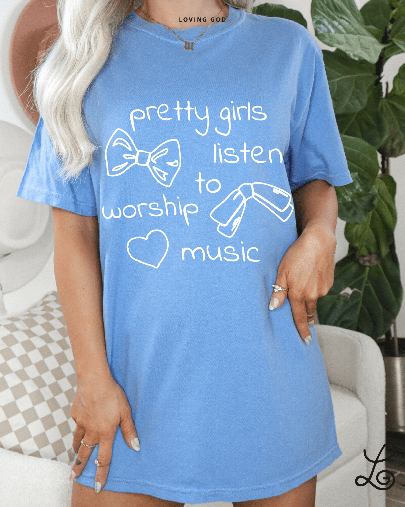 Loving God Pretty Girls Listen to Worship Music Tshirt Comfort Colors Christian Girls Womenswear Faith Love Hope Oversized Trendy - Loving God