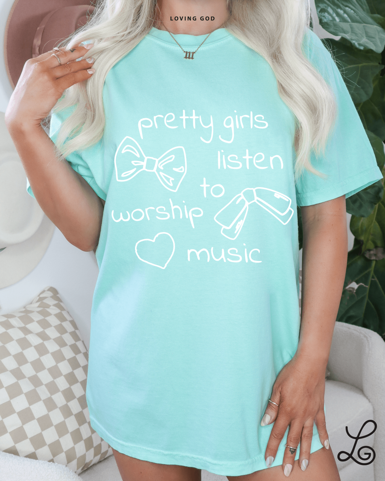 Loving God Pretty Girls Listen to Worship Music Tshirt Comfort Colors Christian Girls Womenswear Faith Love Hope Oversized Trendy - Loving God